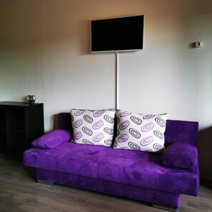 80-centimeters LED-tv med kabelkanaler och tv