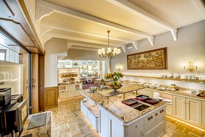 Bữa sáng buffet hàng ngày với phụ phí nhỏ 