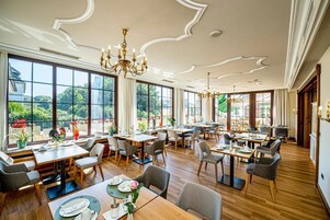 供应早餐、午餐和晚餐，德国菜，花园景观