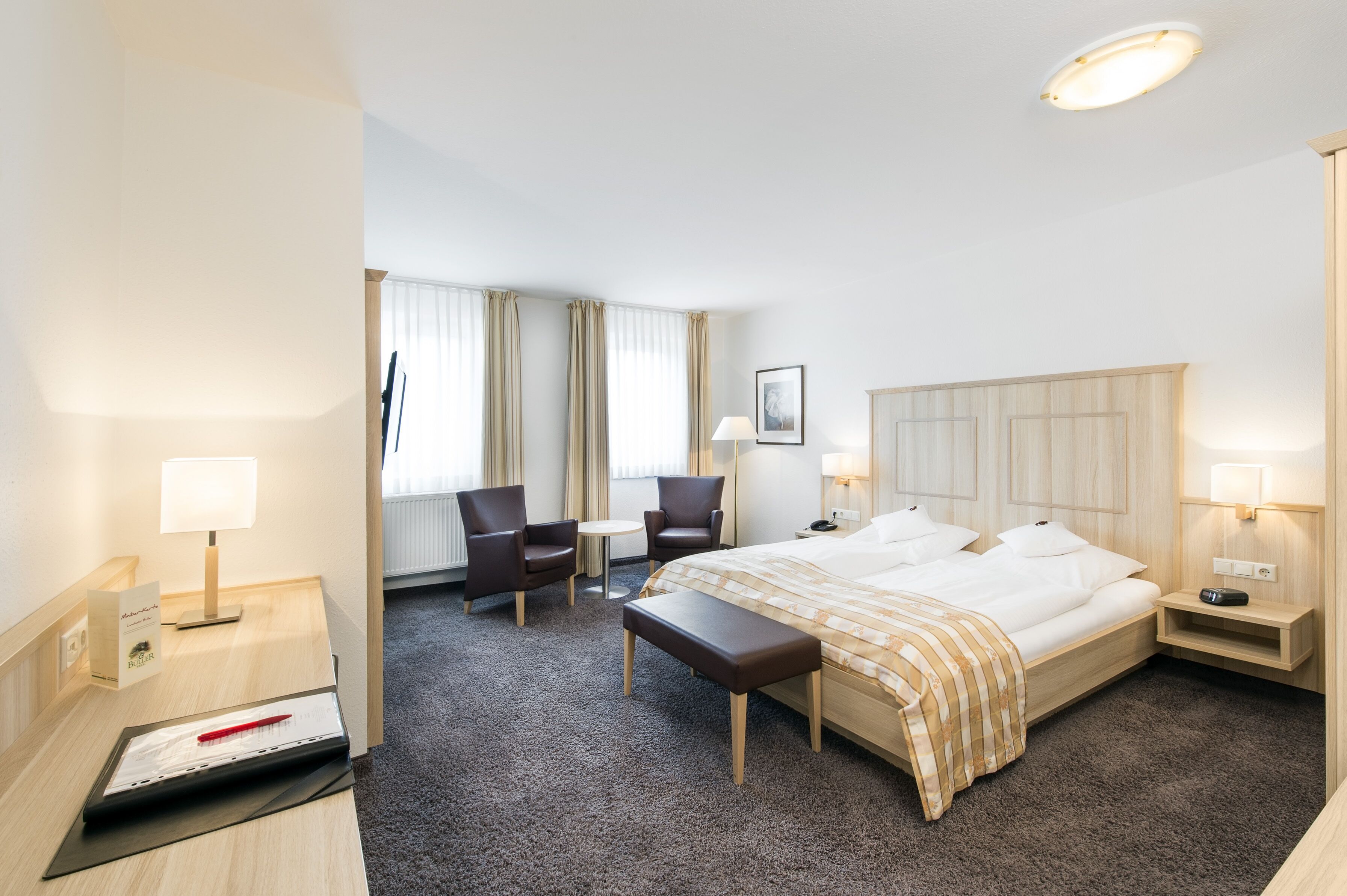 Allergikerbettwaren, Minibar, Zimmersafe, Schreibtisch