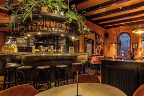 Breakfast and dinner served, international cuisine