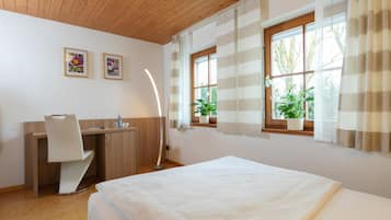 Hochwertige Bettwaren, Zimmersafe, Schreibtisch, Bügeleisen/Bügelbrett