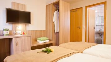 Hochwertige Bettwaren, Zimmersafe, Schreibtisch, Bügeleisen/Bügelbrett