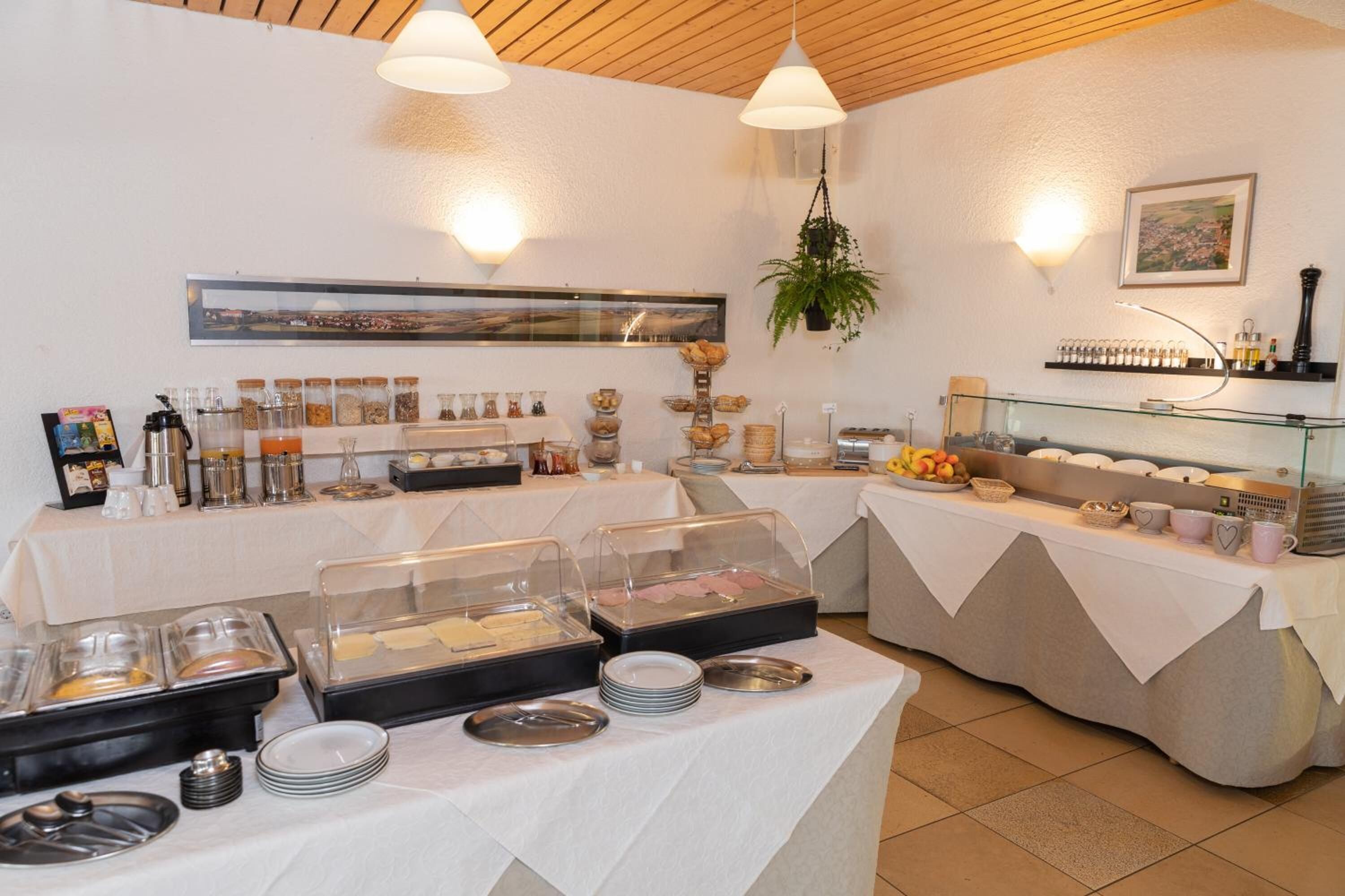 Ofereix taules a l&#x27;aire lliure i s&#x27;hi serveixen sopars 