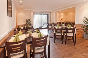 Se sirven cenas y cocina regional, restaurante con mesas al aire libre 