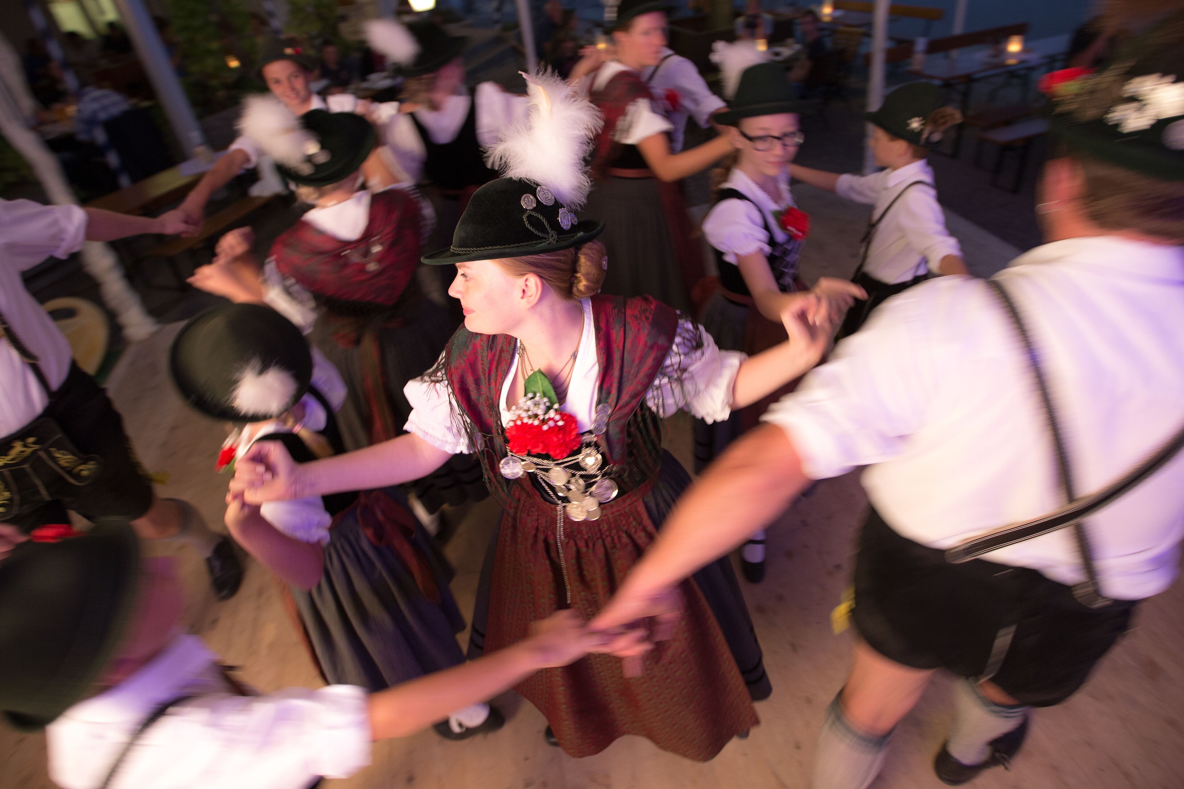 Un grupo de personas bailando con vestimenta tradicional.