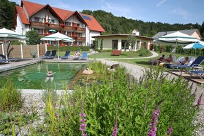 Piscine extérieure, parasols de plage, chaises longues