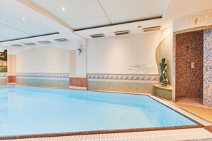 Una piscina cubierta (de 08:00 a 20:00), tumbonas