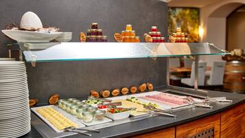 Tägliches Frühstücksbuffet gegen Gebühr
