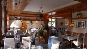 Daily continental breakfast (EUR 9.5 per person)