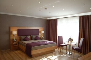 Escriptori, wifi gratuïta i roba de llit 