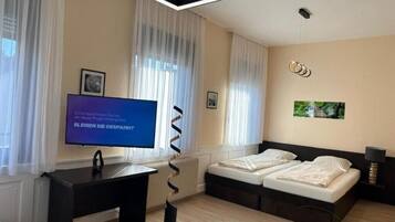 Comfort-Dreibettzimmer | Schreibtisch, kostenloses WLAN, Bettwäsche