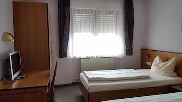 Escritorio, wifi gratis y ropa de cama