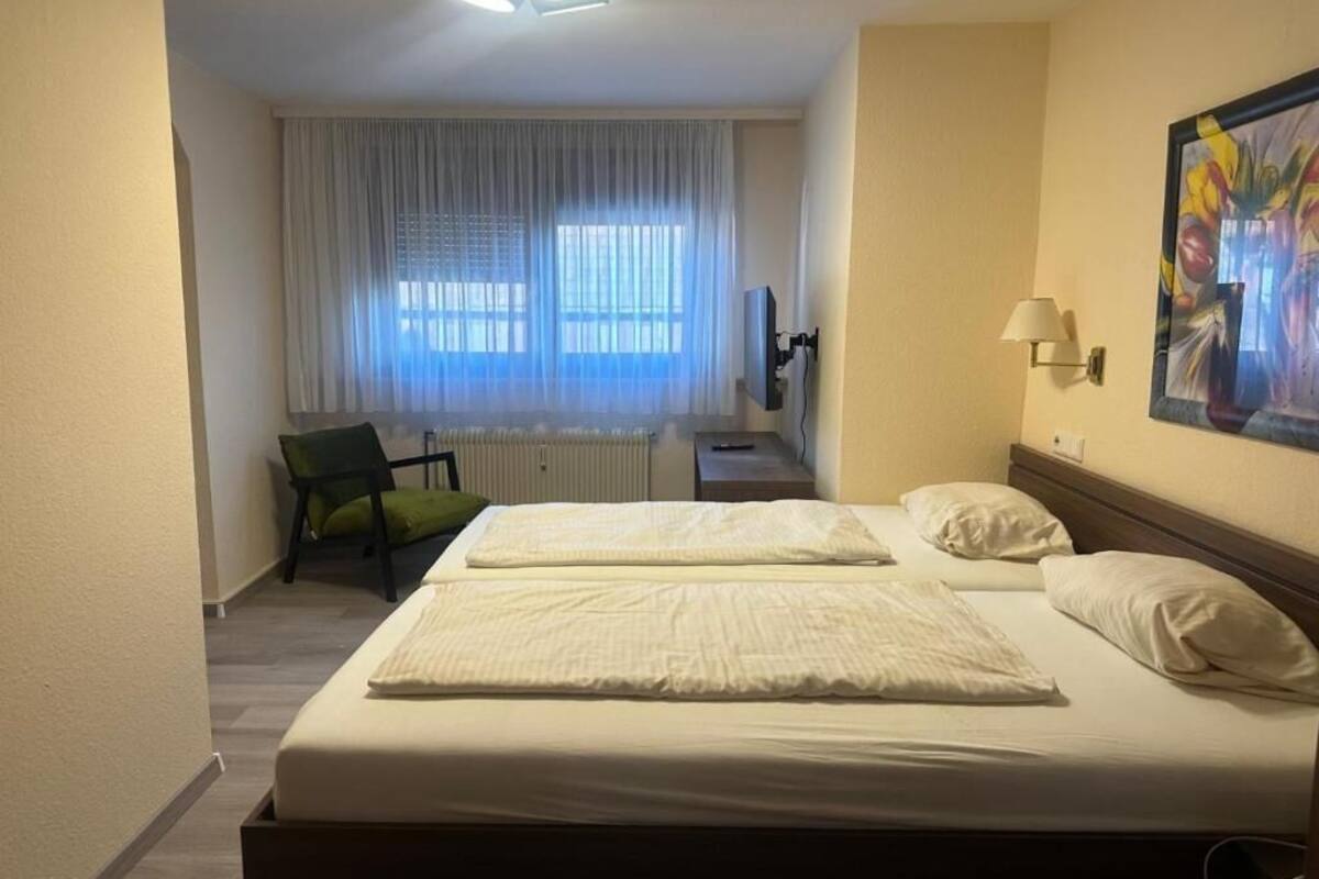 Kamar Double Comfort, Bebas Asap Rokok | Meja kerja, Wi-Fi gratis, dan seprai linen
