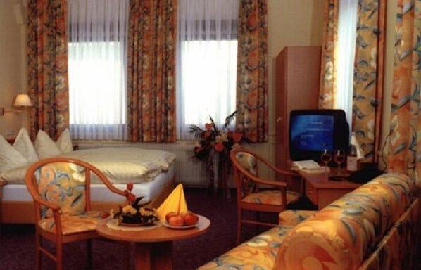 Combined shower/bathtub, towels