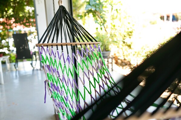 A macrame wall hanging with green and purple tassels. - Lom La Lanta Hotel (Ko Lanta)