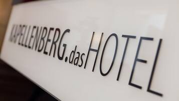 Un letrero con el texto 'KAPPELLENBERG.DAS HOTEL'.
