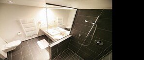 Doccia, asciugacapelli, pavimenti riscaldati, asciugamani