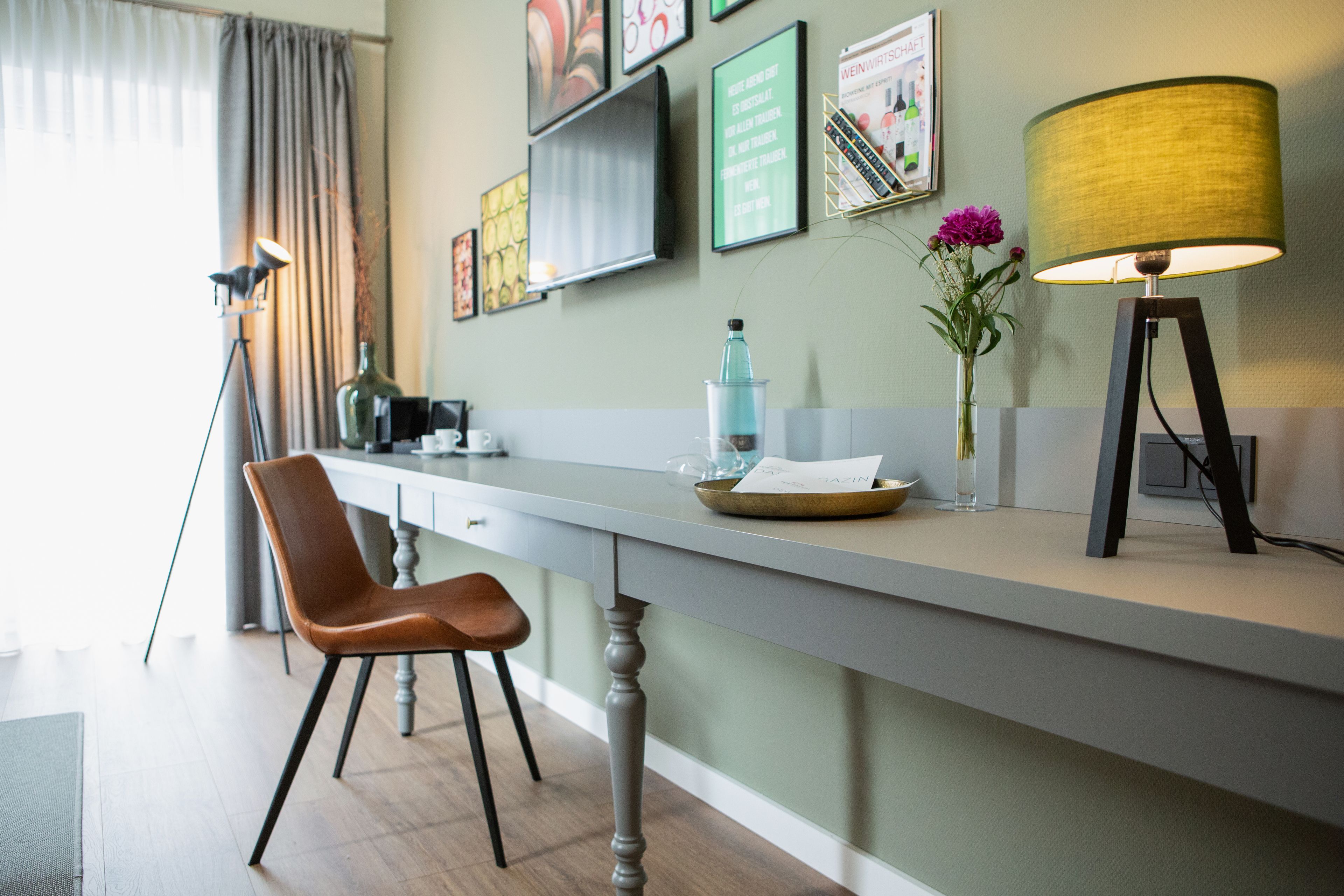 lagenwein: double room, 50 metres behind the main buliding, quiet area | desk, free wifi, bed sheets