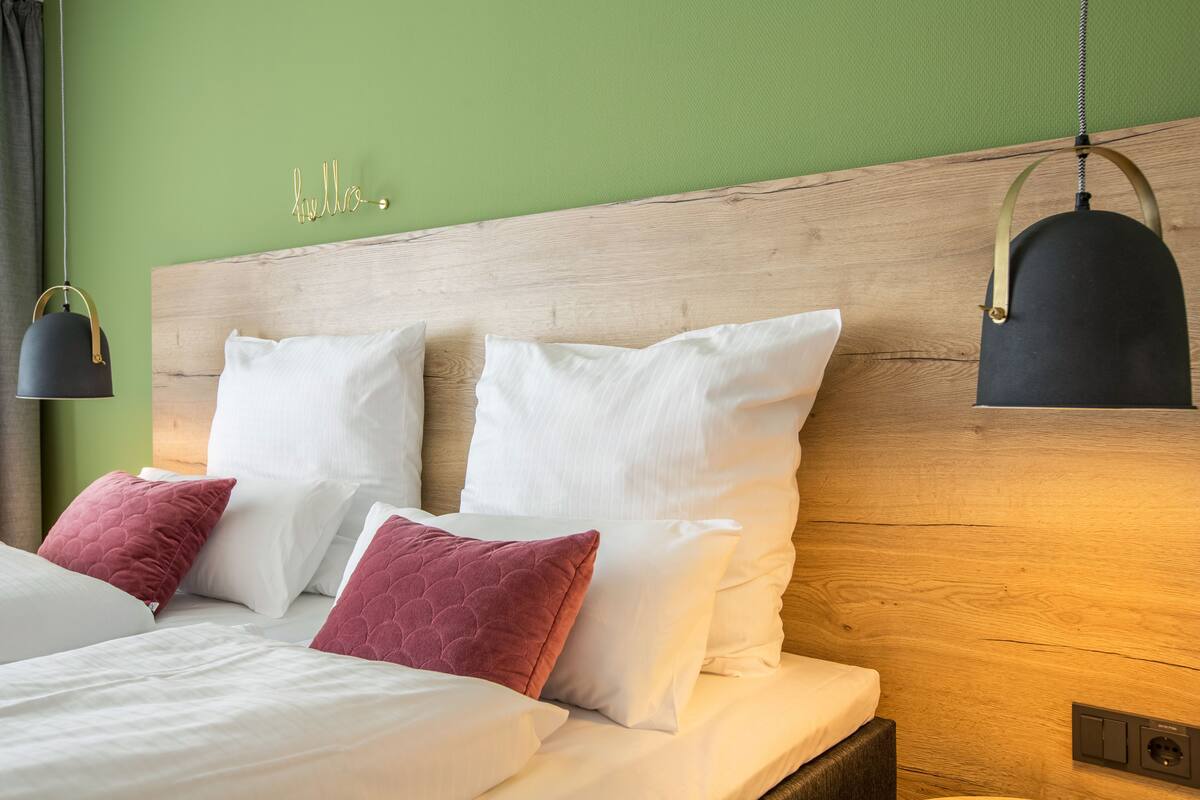 desk, free wifi, bed sheets