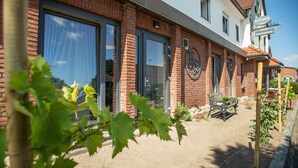 A hotel with a brick facade, large windows, and a sign indicating it is a hotel and restaurant. - Hotel, Restaurant und Weinhandel Weinbek (Fockbek)