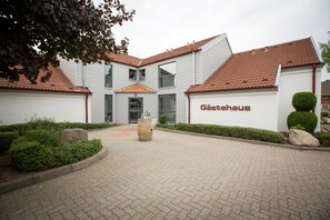 Courtyard - Hotel, Restaurant und Weinhandel Weinbek (Fockbek)