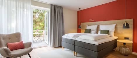 Große Lage: Double Room with terrace, 50 metres behind the main building, quiet area | Desk, free WiFi, bed sheets