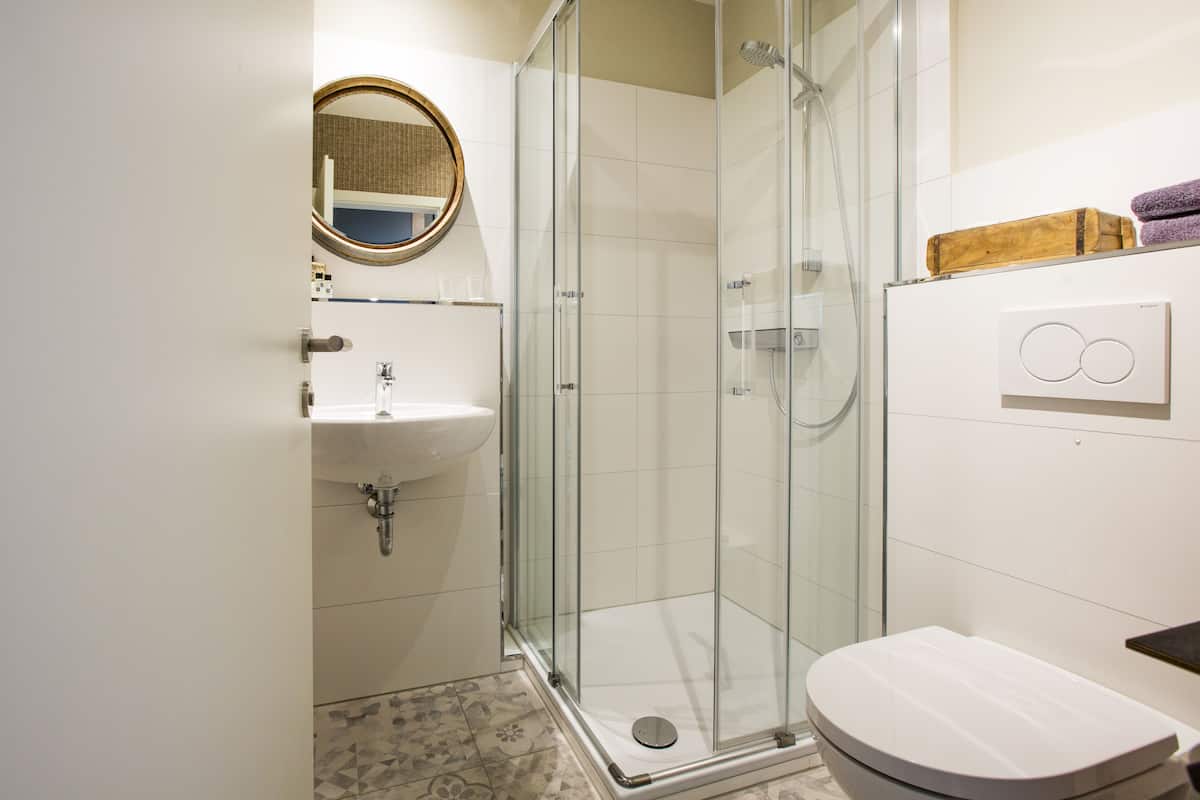 shower, free toiletries, bathrobes, towels