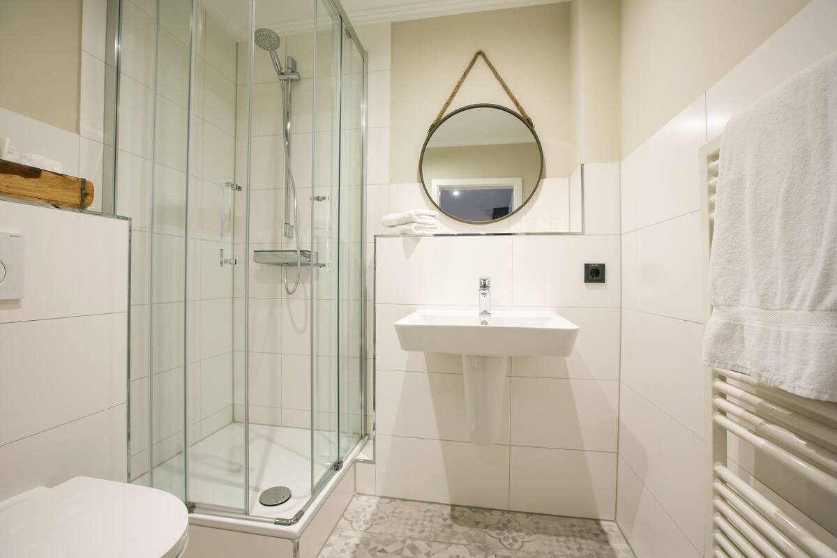 apartment (erste lage) | bathroom | shower, free toiletries, bathrobes, towels