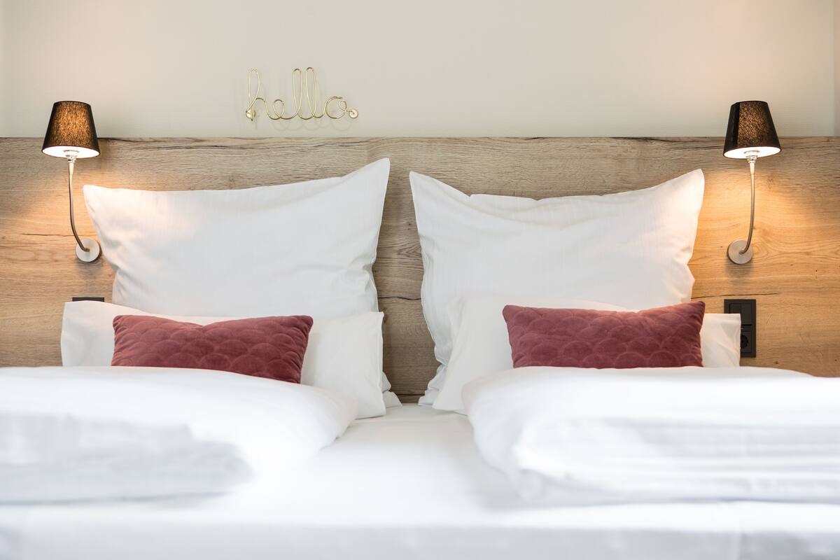 double room (ortswein) | desk, free wifi, bed sheets