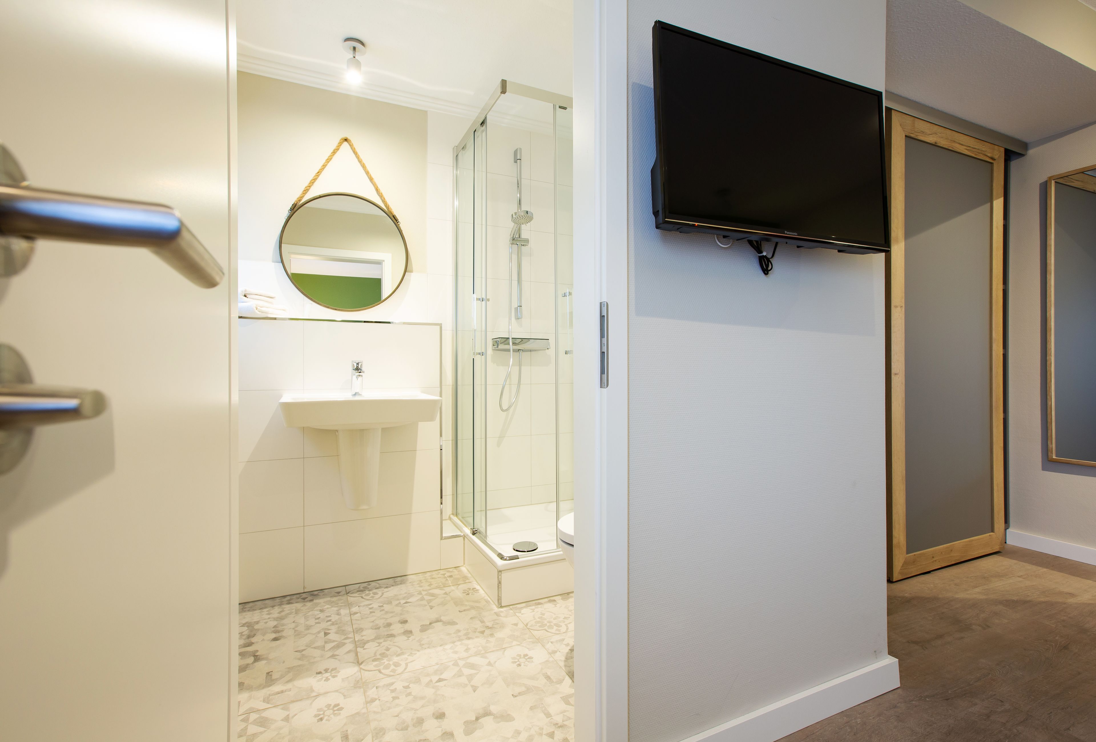 single room (gutswein) | bathroom | shower, free toiletries, bathrobes, towels