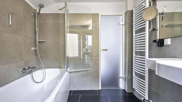 Superior kamer | Badkamer | Een douche, gratis toiletartikelen, een haardroger, handdoeken