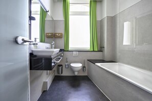 Superior Room | Bathroom | Shower, free toiletries, hair dryer, towels - Design Hotel Wiegand (Hannover)