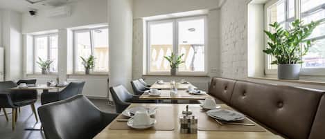 Petit déjeuner buffet (10 EUR par personne)