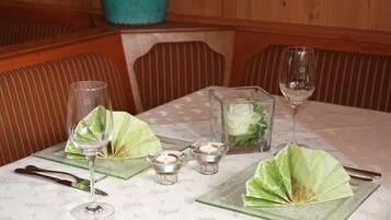 TĂ€gliches inbegriffenes FrĂŒhstĂŒcksbuffet