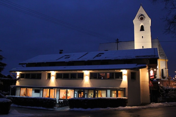 Voorkant accommodatie - avond/nacht