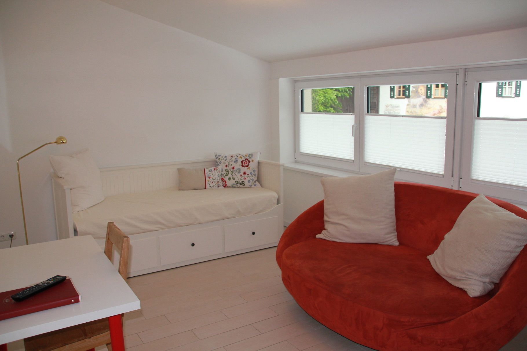 Escritorio, wifi gratis y ropa de cama 