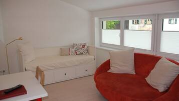 Escritorio, wifi gratis y ropa de cama