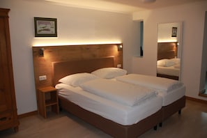 Een bureau, gratis wifi, beddengoed