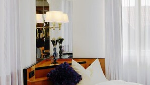 Minibar, in-room safe, iron/ironing board (on request), WiFi (free) - Villa Brenner (Gruenstadt)