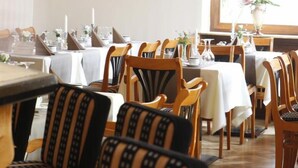 Free daily buffet breakfast - Villa Brenner (Gruenstadt)