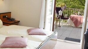 Comfort Double or Twin Room | Minibar, in-room safe, iron/ironing board (on request), WiFi (free) - Villa Brenner (Gruenstadt)