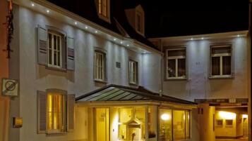 Fassade der Unterkunft – Abend/Nacht