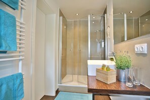 Dusche, kostenlose Toilettenartikel, Haartrockner, Bademäntel
