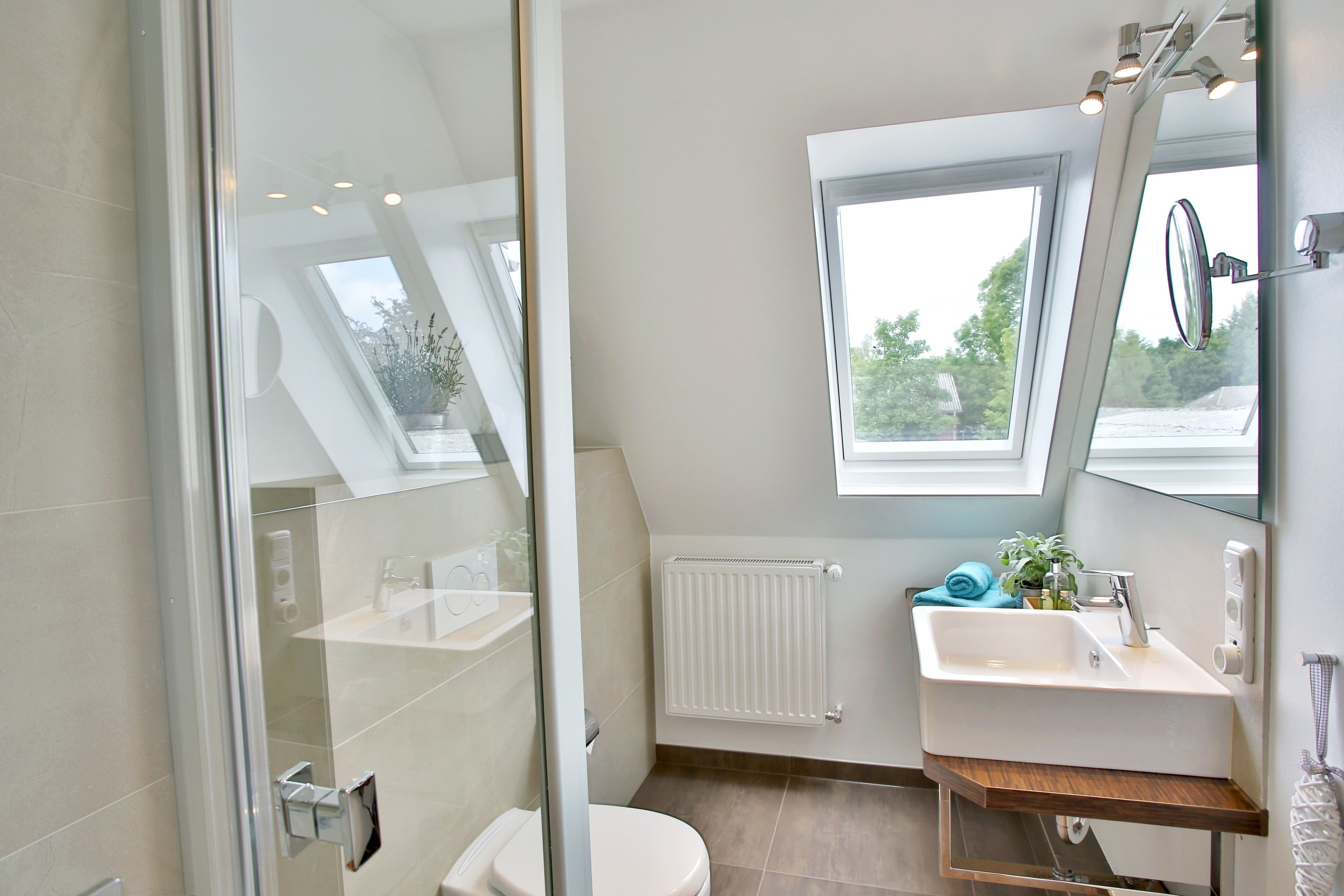 Dusche, kostenlose Toilettenartikel, Haartrockner, Bademäntel