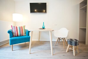 Comfort Double Room Single Use | Living area | Flat-screen TV - Berger s Landgasthof (Enge-Sande)
