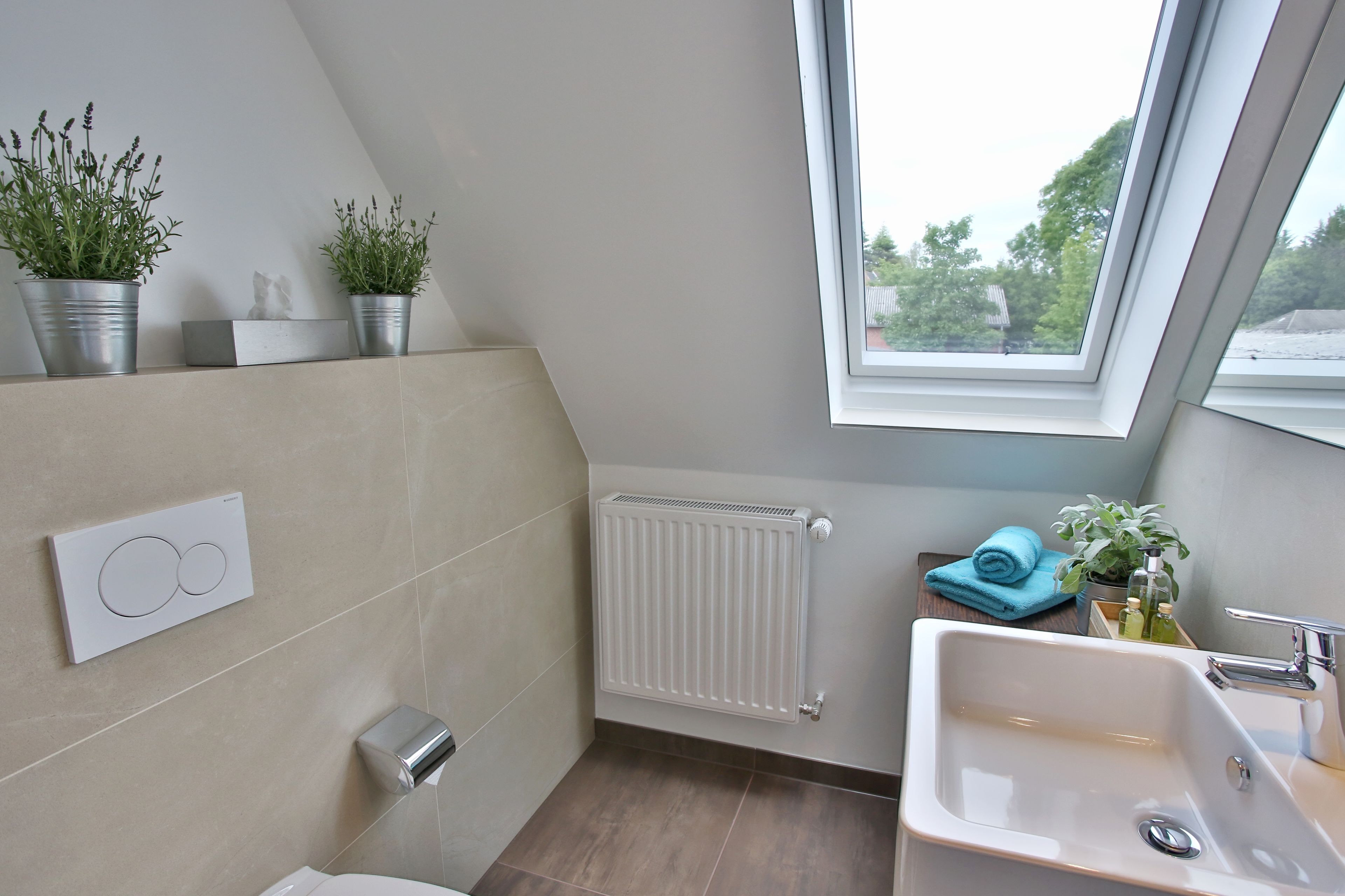 Badkamer | Een douche, gratis toiletartikelen, een haardroger, badjassen