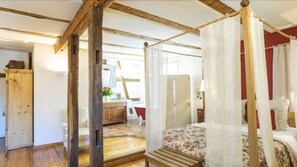 Decoración personalizada, muebles diferentes y cortinas blackout 