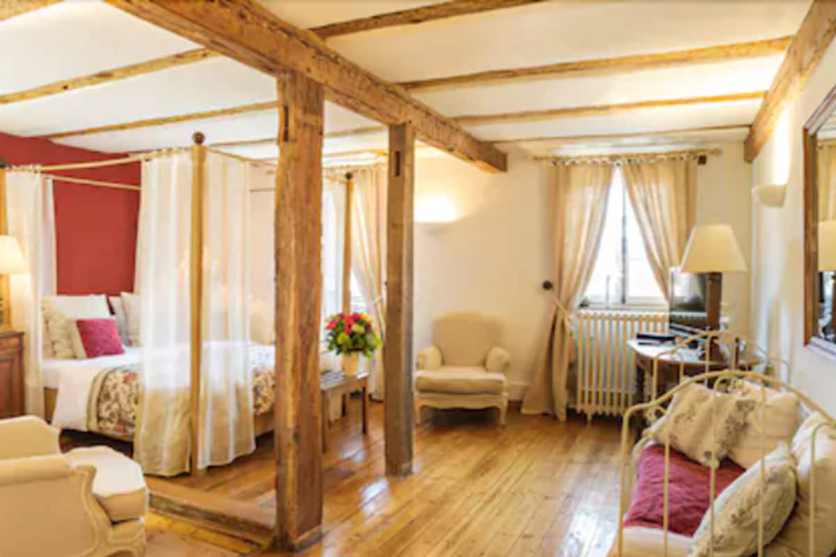 honeymoon room | individually decorated, individually furnished, blackout curtains