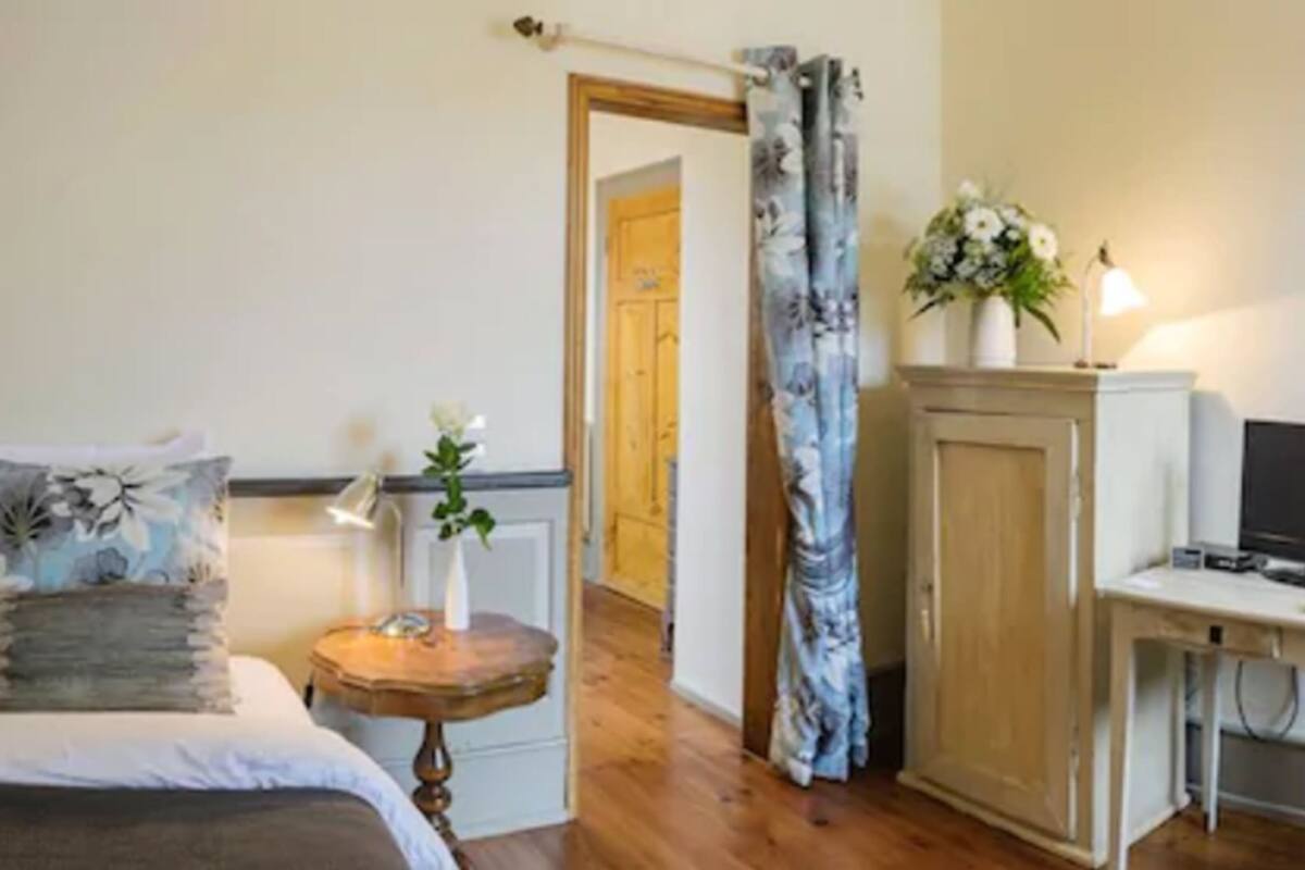 single room | individually decorated, individually furnished, blackout curtains